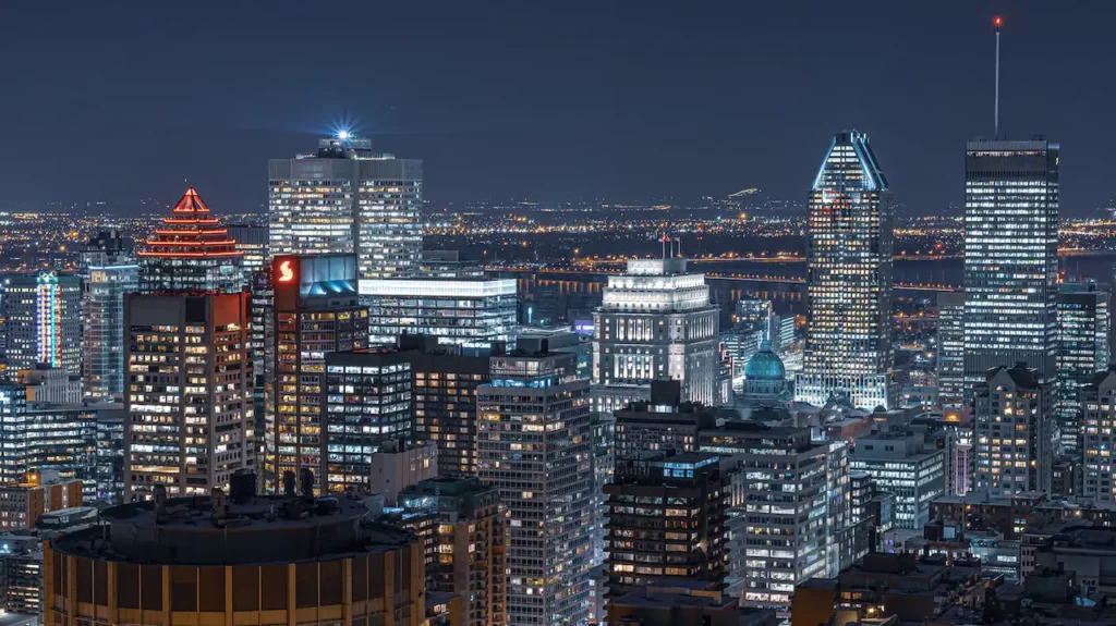 Vue de nuit sur les immeubles de la ville de Montréal