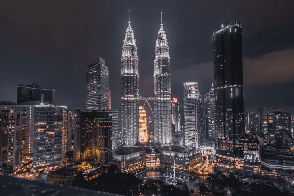 Vue de nuit sur des Immeubles à Kuala Lumpur