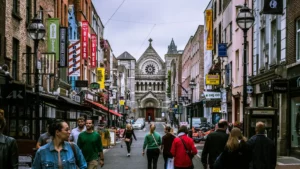 Photo De Personnes Marchant Dans une Rue à Dublin en Irlande