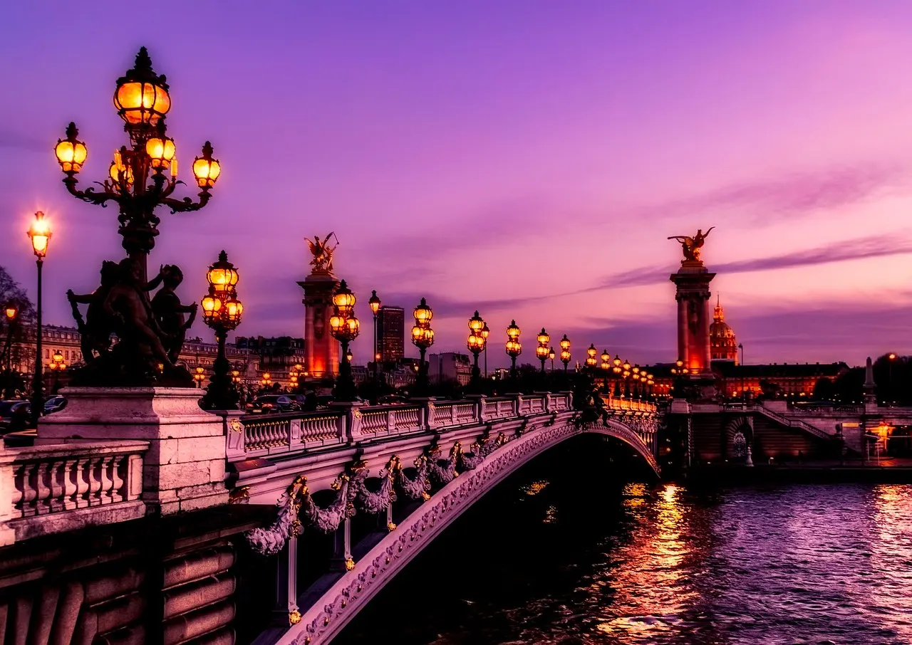 Pont de Paris en France en pleine nuit