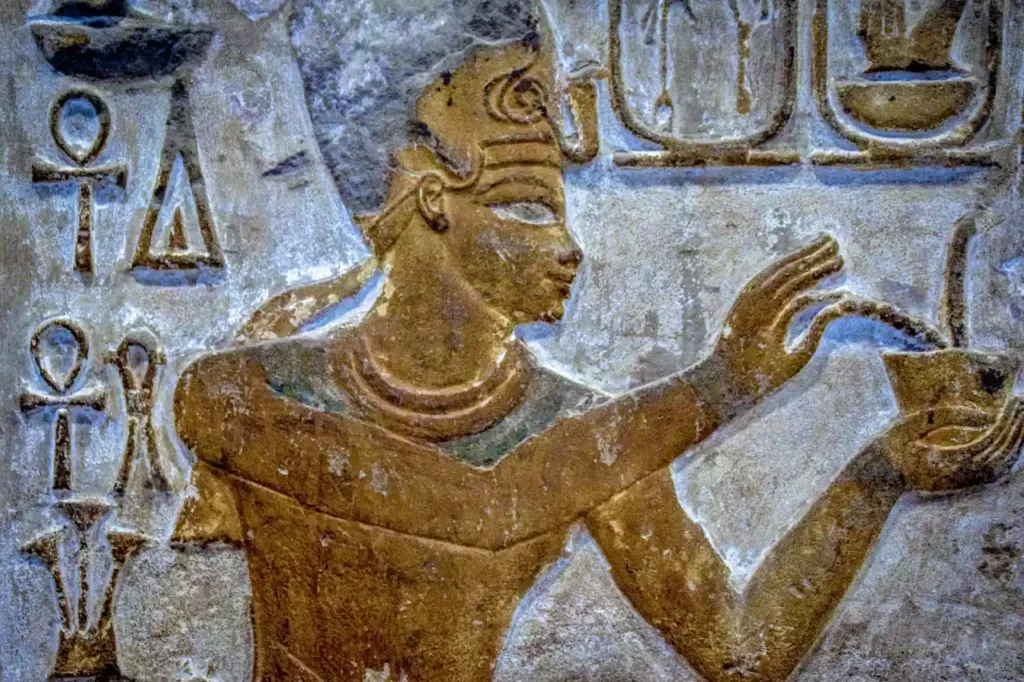 hiéroglyphe d'homme en béton marron au Caire en Egypte