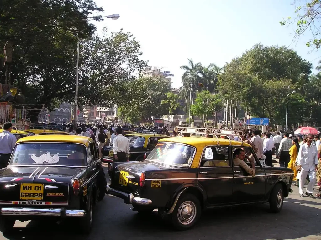 Taxis jaunes dans une rue de Mumbai en Inde