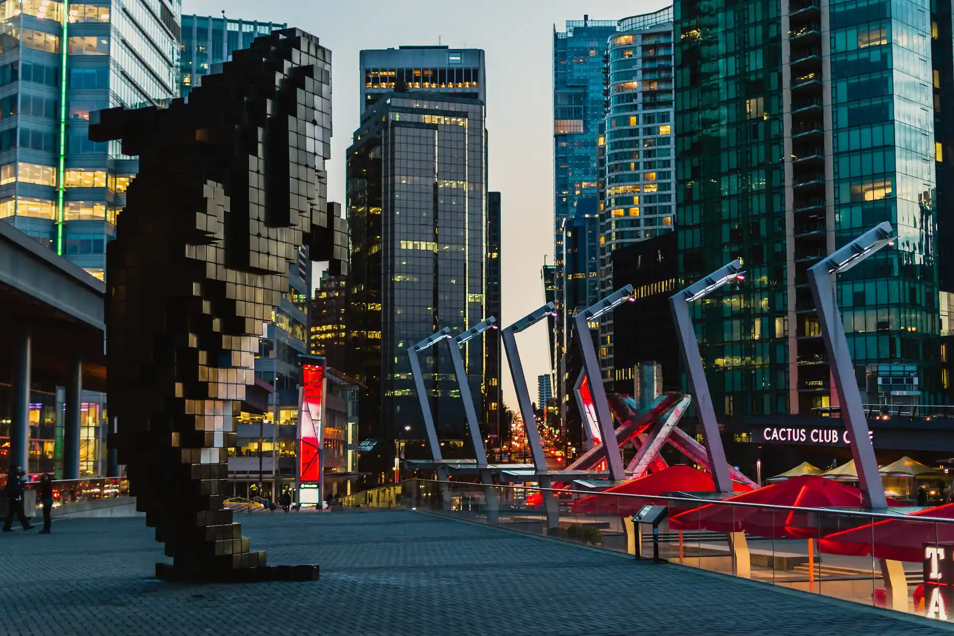 Sculpture d'un dauphin au pied d'immeubles à Vancouver