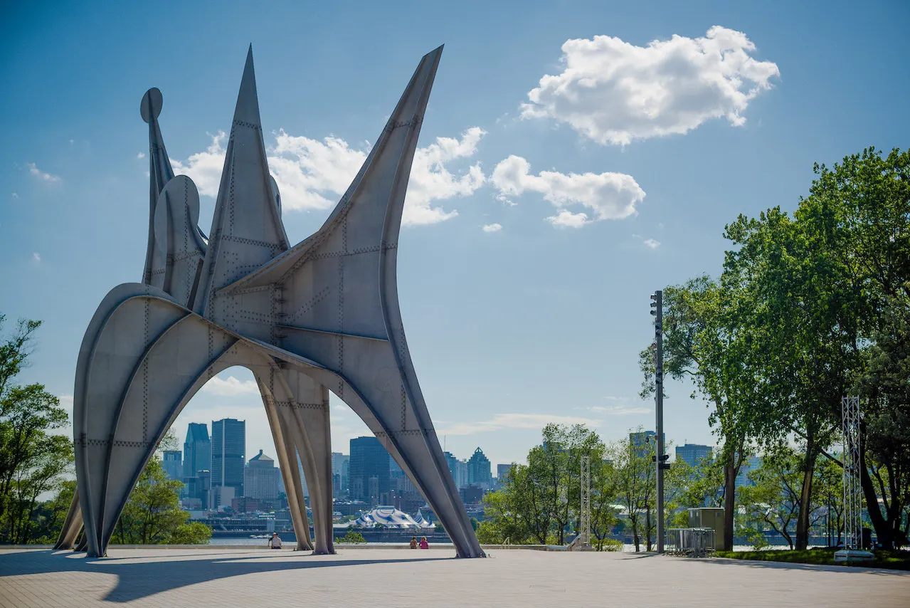 Sculpture géante avec vue sur la ville de Montréal